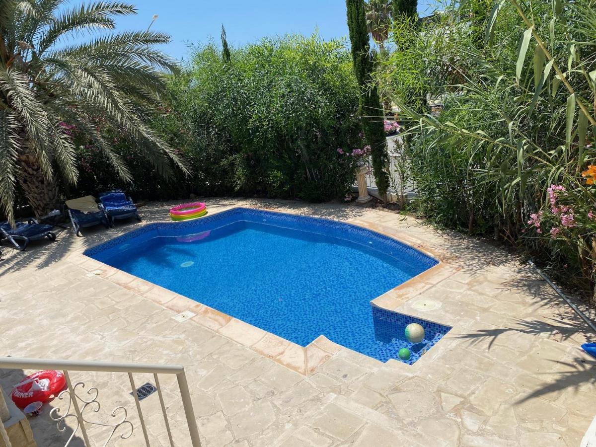 Villa Neyla Four Bedroom Coral Bay Beach Front Exterior photo
