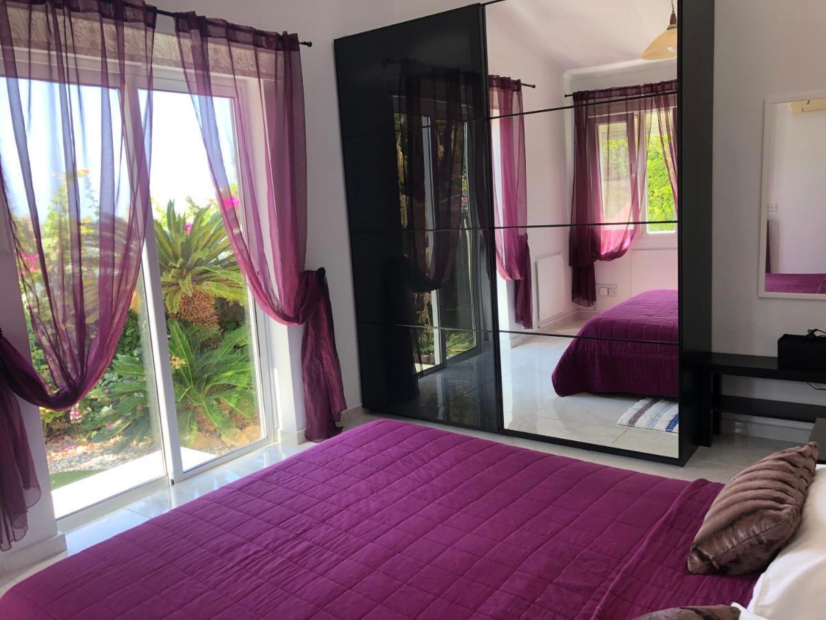 Villa Neyla Four Bedroom Coral Bay Beach Front Exterior photo