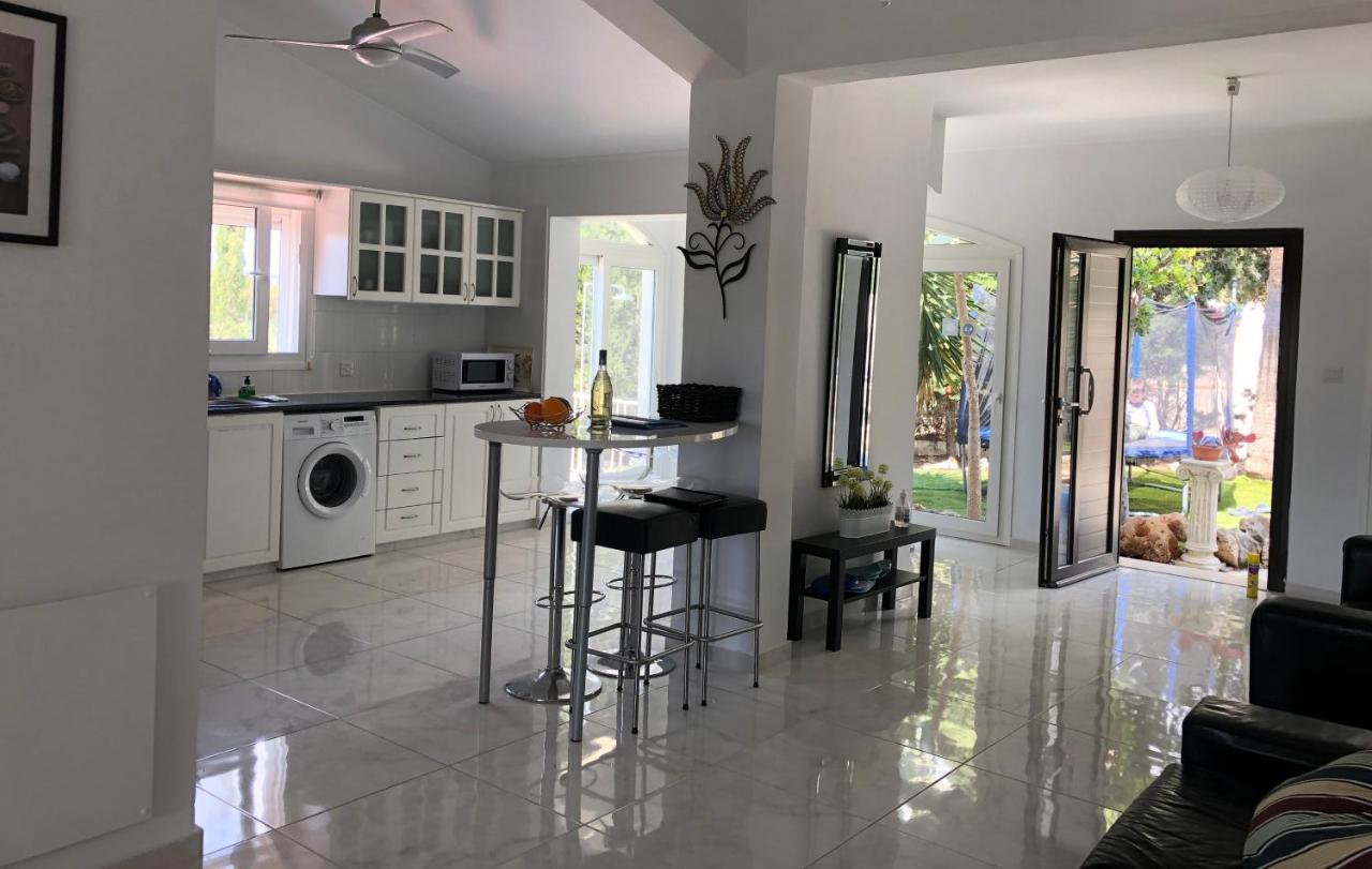 Villa Neyla Four Bedroom Coral Bay Beach Front Exterior photo