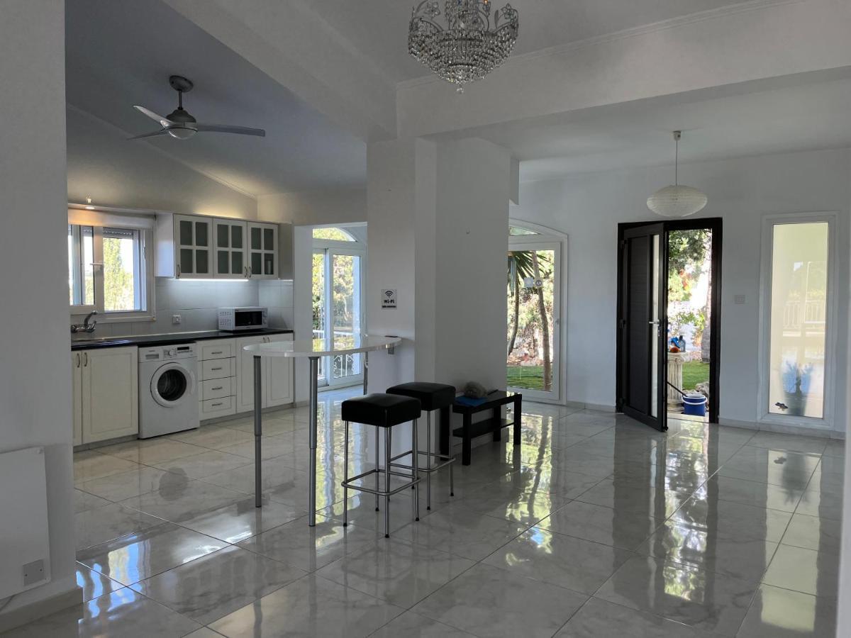 Villa Neyla Four Bedroom Coral Bay Beach Front Exterior photo