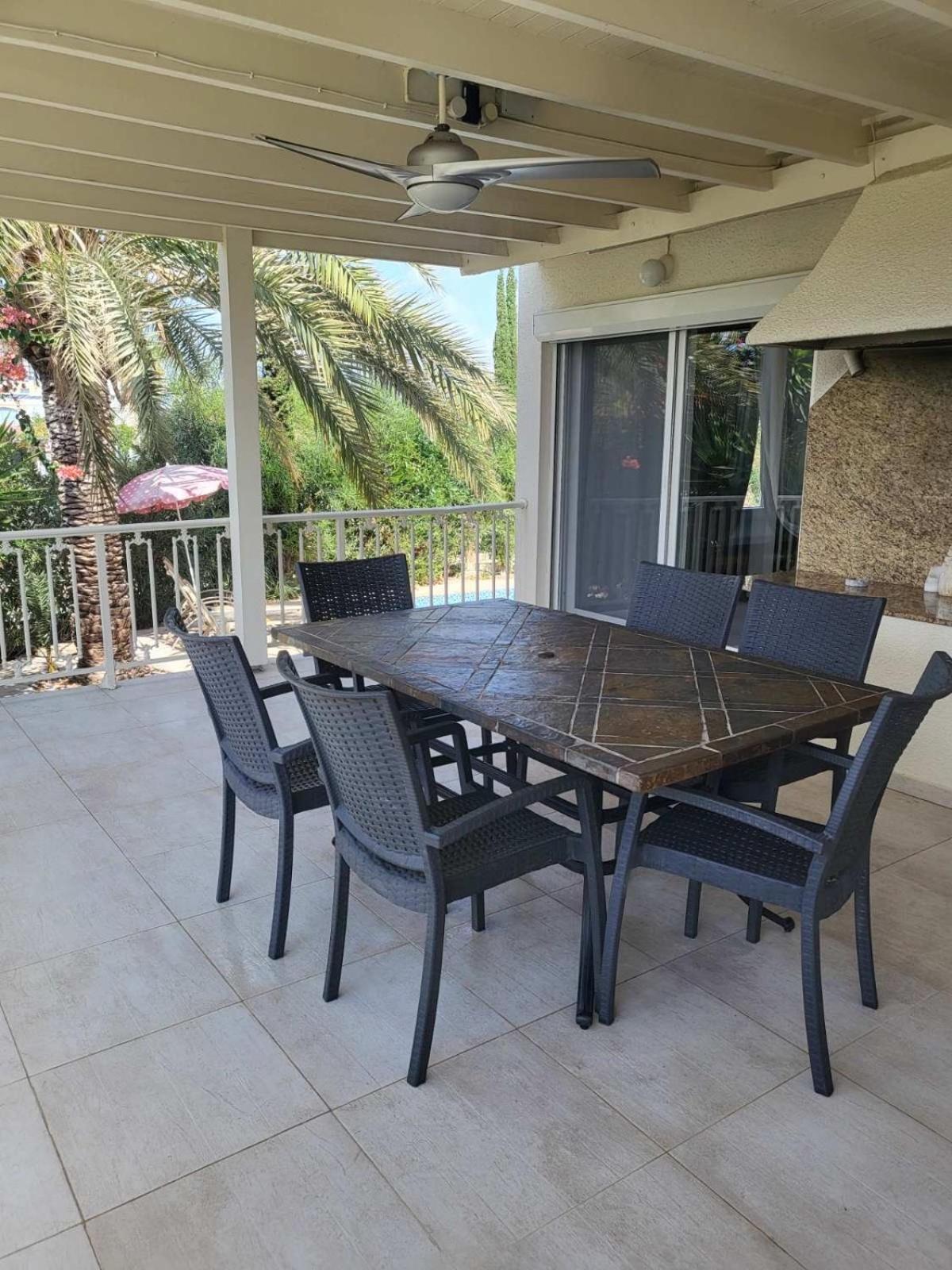 Villa Neyla Four Bedroom Coral Bay Beach Front Exterior photo
