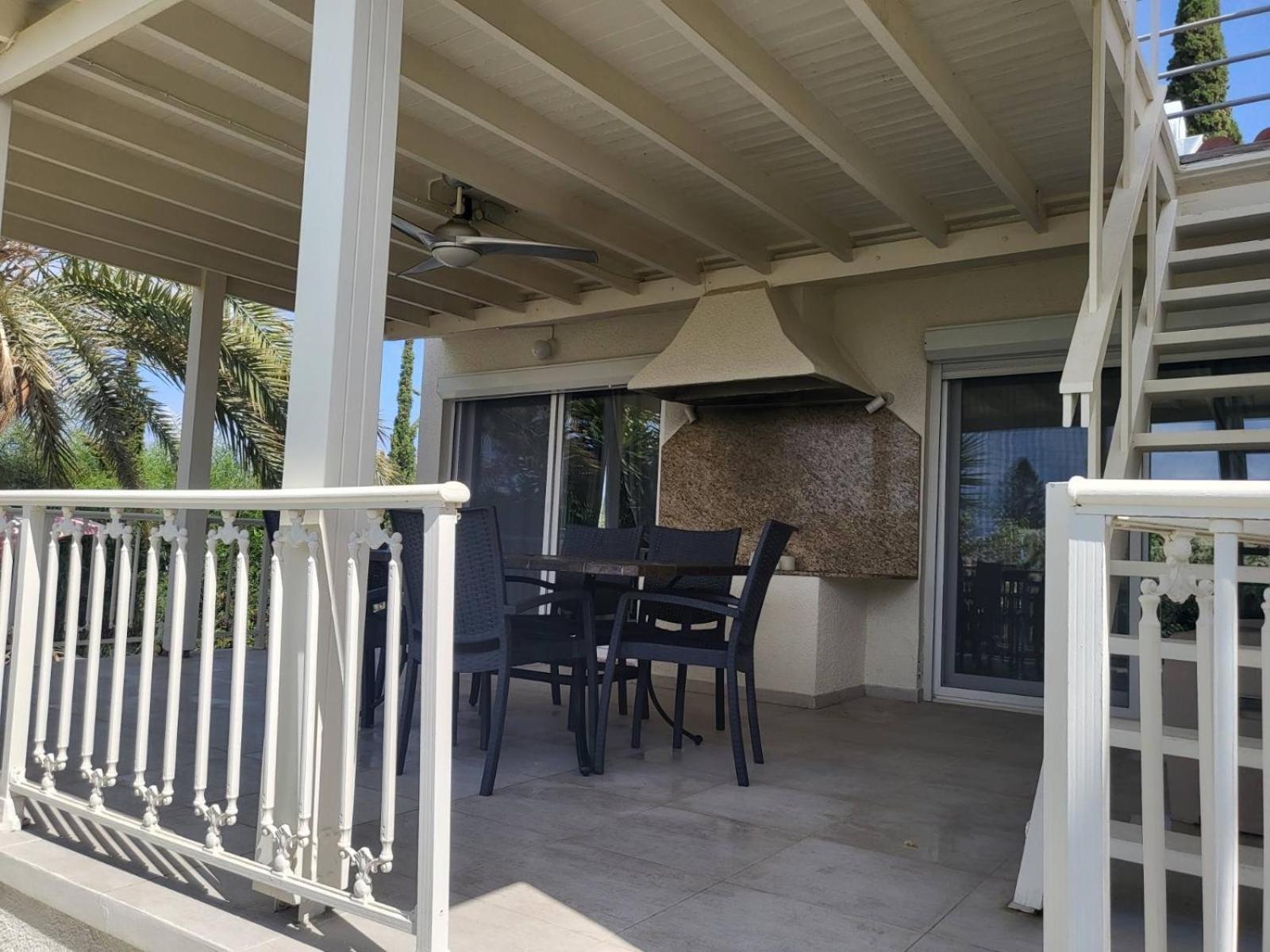 Villa Neyla Four Bedroom Coral Bay Beach Front Exterior photo