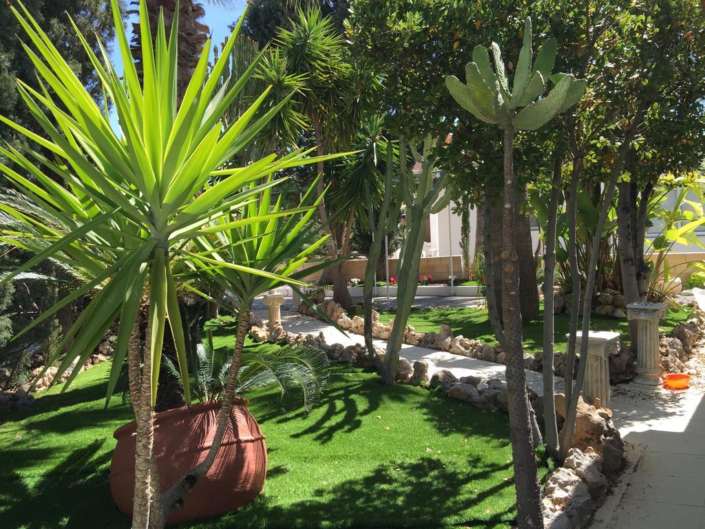 Villa Neyla Four Bedroom Coral Bay Beach Front Exterior photo